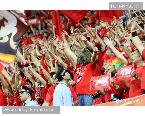 足球运动员比赛中意外被扒裤引发全场哗然瞬间回顾与球迷反应解析